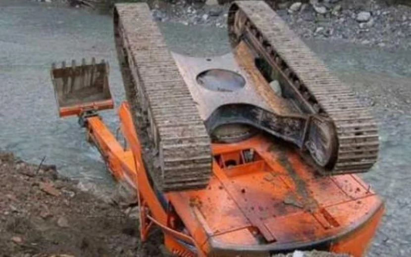 Ağsuda ekskavator aşdı - Ölən və yaralananlar var