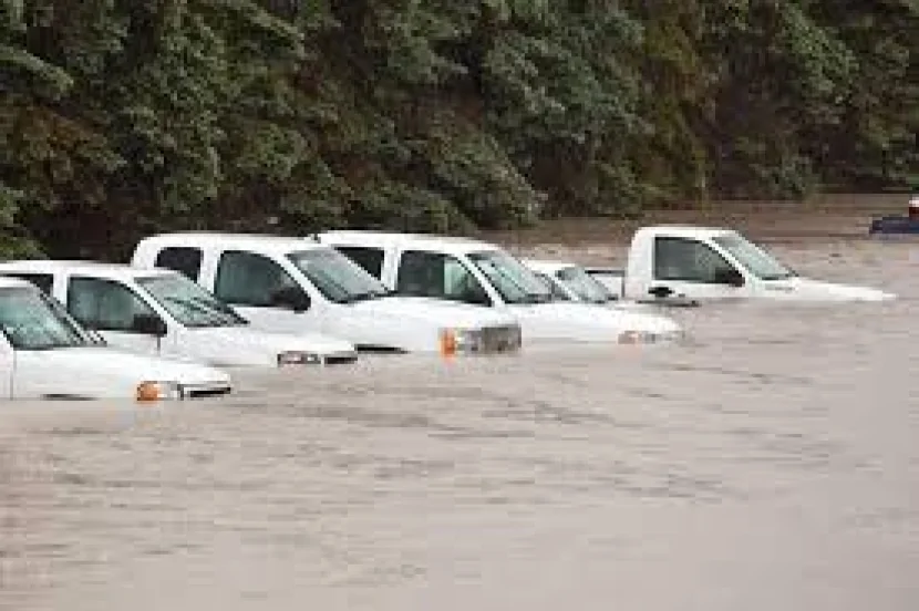 Bakı-Quba yolu çökdü – Maşınlar suyun içində qaldı