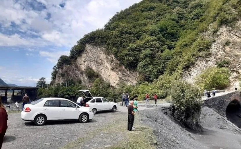 Sel Ağsuda avtomobil yolunu yararsız hala saldı