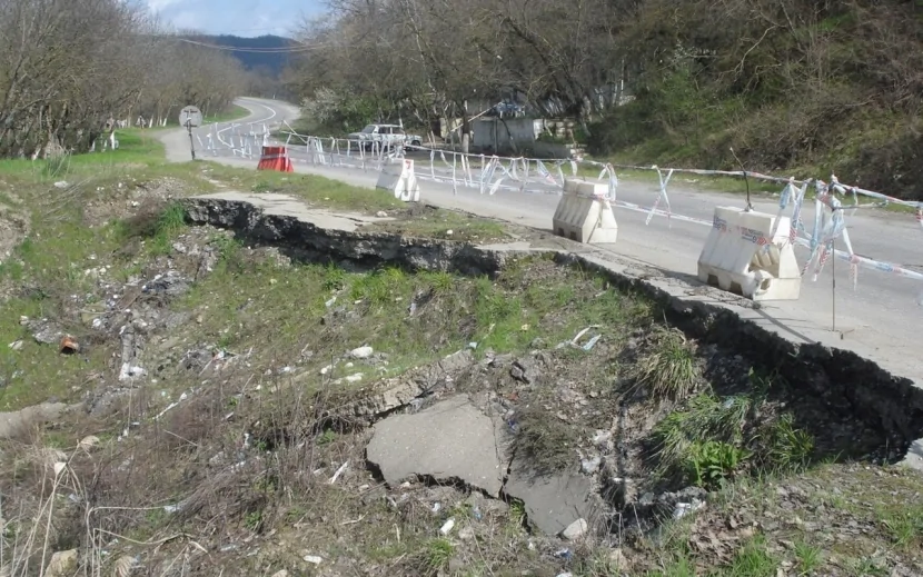 Ağsu aşırımında torpaq sürüşməsi baş verdi