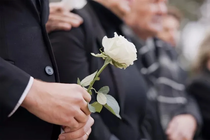 Ölü bilinən qadın sağ çıxdı: Ailə yad birini kremasiya edibmiş