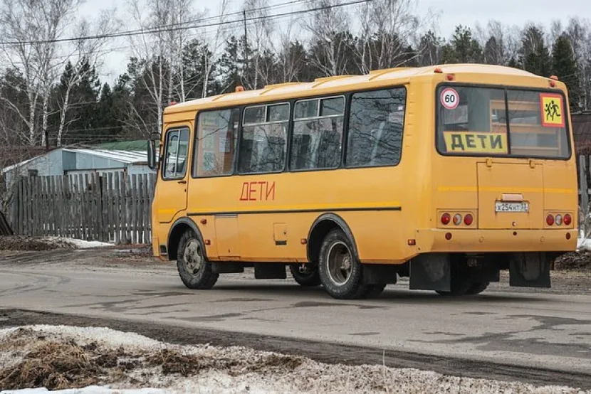 Məktəbli avtobusu hərəkətdə olarkən YANDI