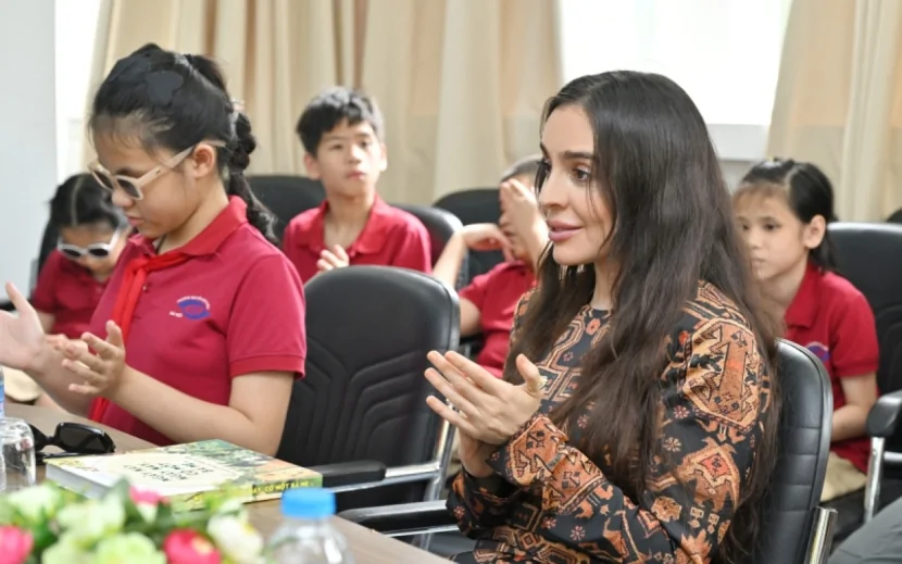 Leyla Əliyeva Hanoyda məktəbdə olub