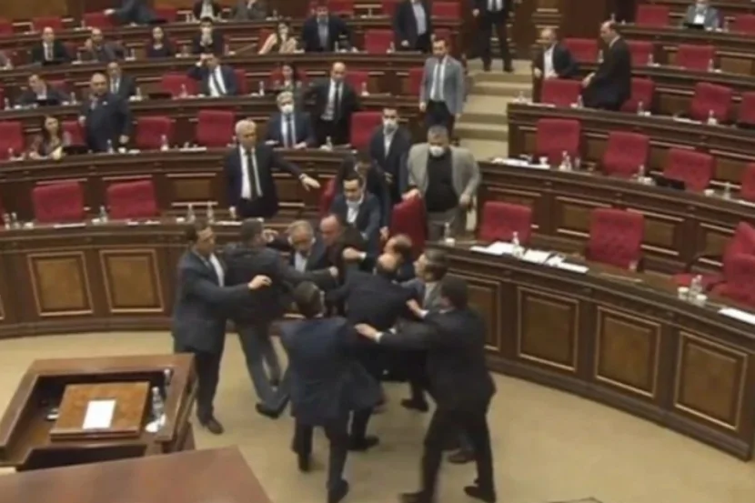 Ermənistan parlamentində deputatlar arasında dava - VİDEO