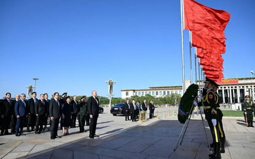 Prezident Pekində Xalq Qəhrəmanları Abidəsini ziyarət etdi - FOTOLAR