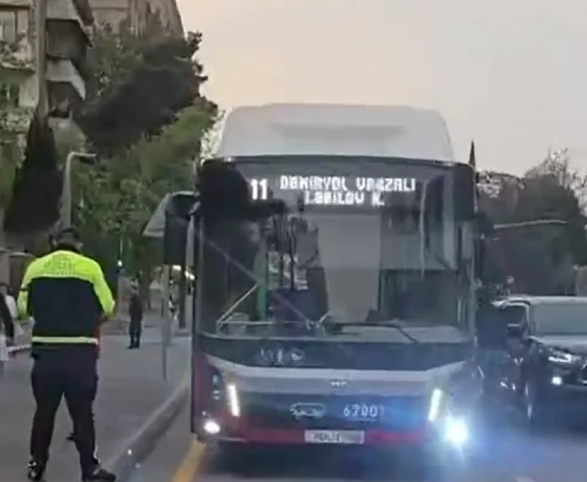 Bakıda əvvəllər qəza törədən avtobus sürücüsü indi də piyadanı DÖYDÜ