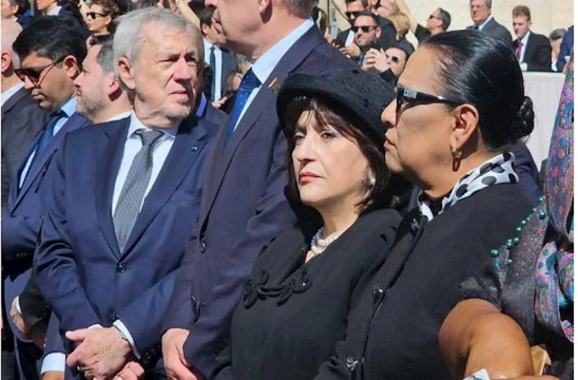 Sahibə Qafarova Papanın dəfnində - FOTOLAR