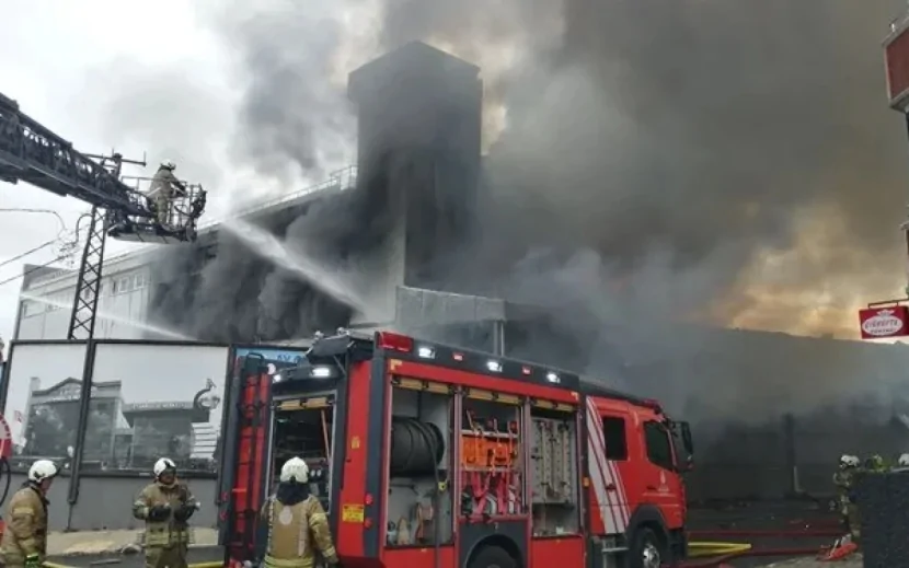 İstanbulda fabrik yanır
