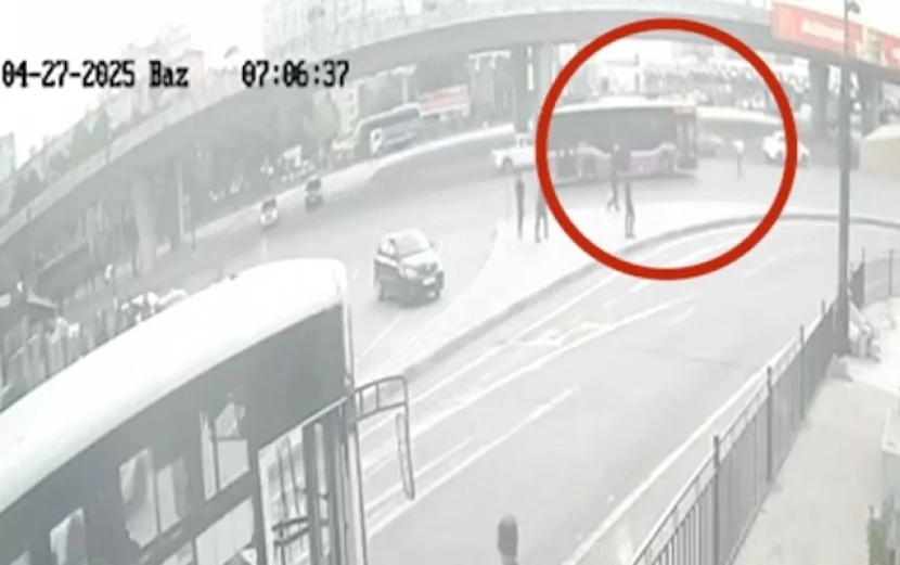 “20 Yanvar”da özünü qəsdən maşınların altına atır - Video