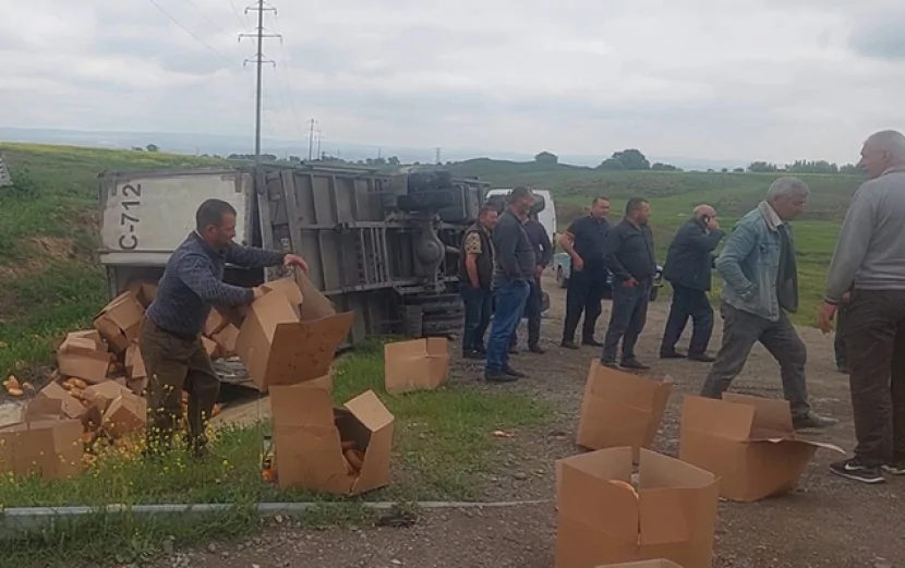 Yük maşını aşdı, çörəklər yola dağıldı - Fotolar