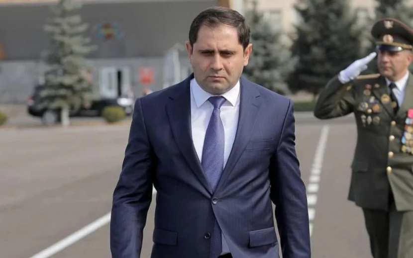 Ermənistanın müdafiə naziri Yunanıstana getdi