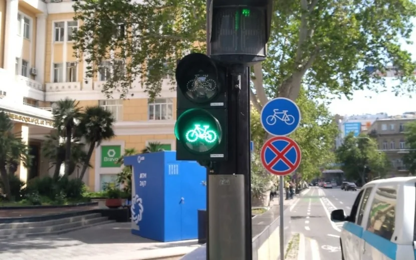 Svetoforlara 53 ədəd velosiped bölmələri quraşdırıldı