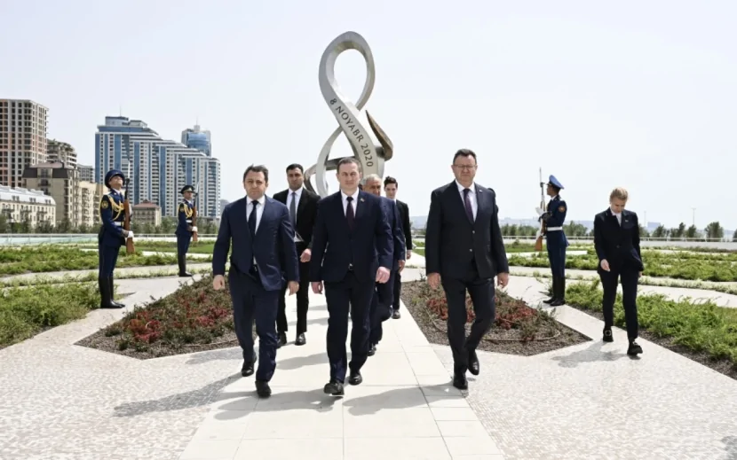 Belarusun Baş naziri Zəfər parkında - FOTOLAR