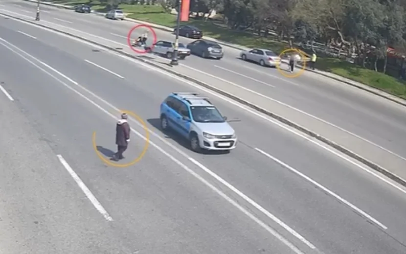 Maşın uşaq arabası ilə yolu keçən qadını vurdu - VİDEO