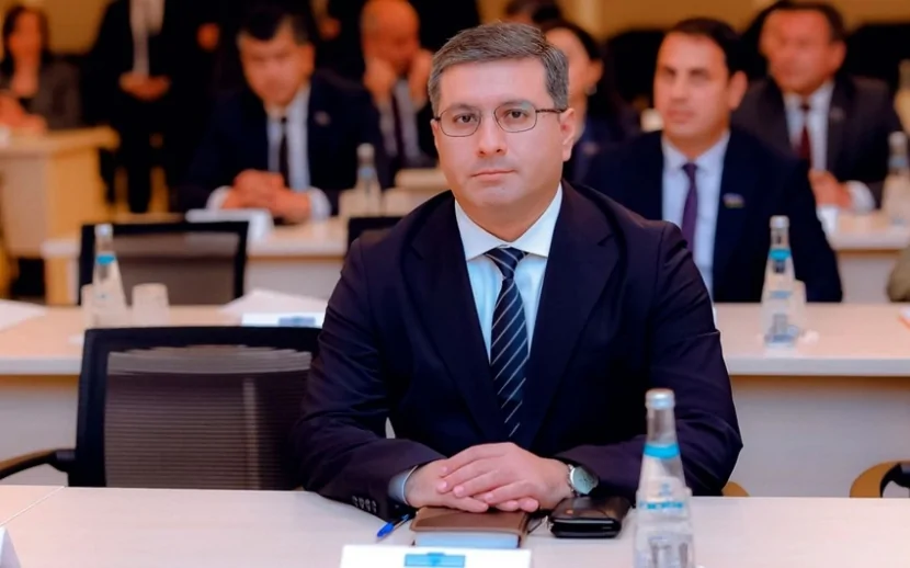 Rövnəq Abdullayev naziri kollektivə təqdim etdi