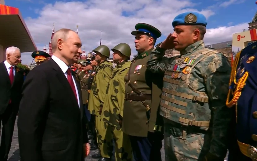 Putin Azərbaycan parad heyətinin komandiri ilə salamlaşdı - VİDEO