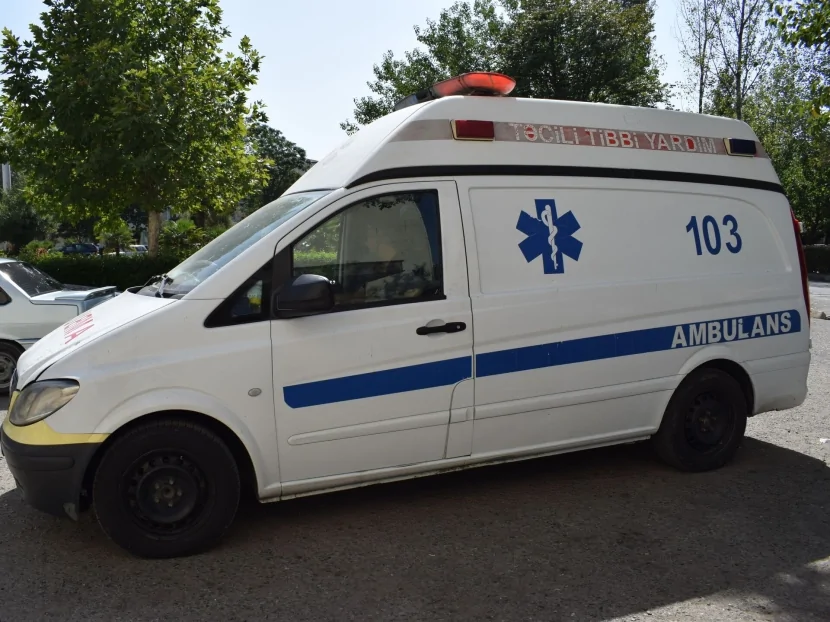 Şəkidə yük maşını mikroavtobusla TOQQUŞDU