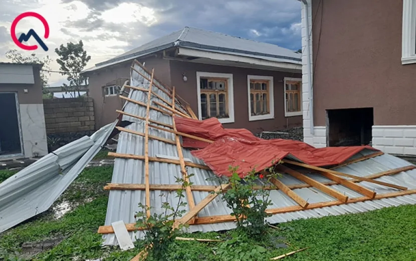 Güclü külək evin dam örtüyünü uçurdu