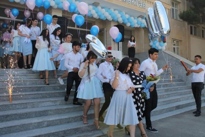 Məktəblərdə yeni trend: “SON ZƏNG”yoxsa “STİL YARIŞI”