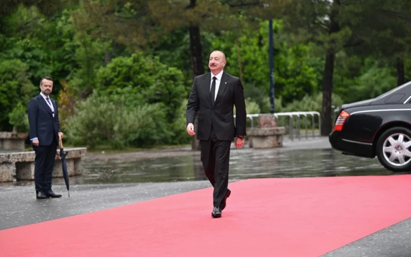 İlham Əliyev Zirvə toplantısının açılış plenar sessiyasında iştirak edir
