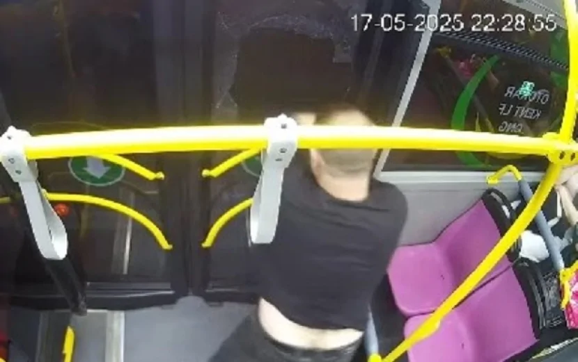 Sərxoş sərnişin avtobusun şüşəsini sındırdı - Video