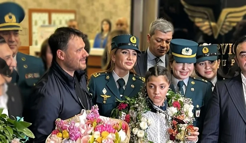 Dünya çempionu Əminə Əliyeva VƏTƏNƏ QAYITDI