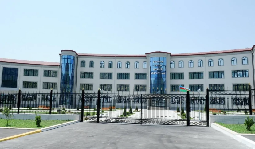 19 yaşlı qız körpüdən çaya yıxıldı