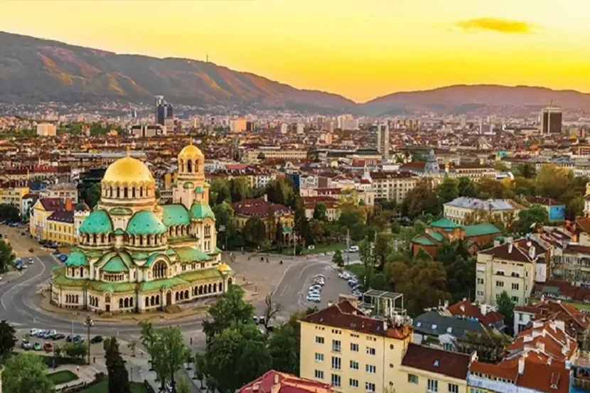 Bu ölkə valyutasını DƏYİŞİR