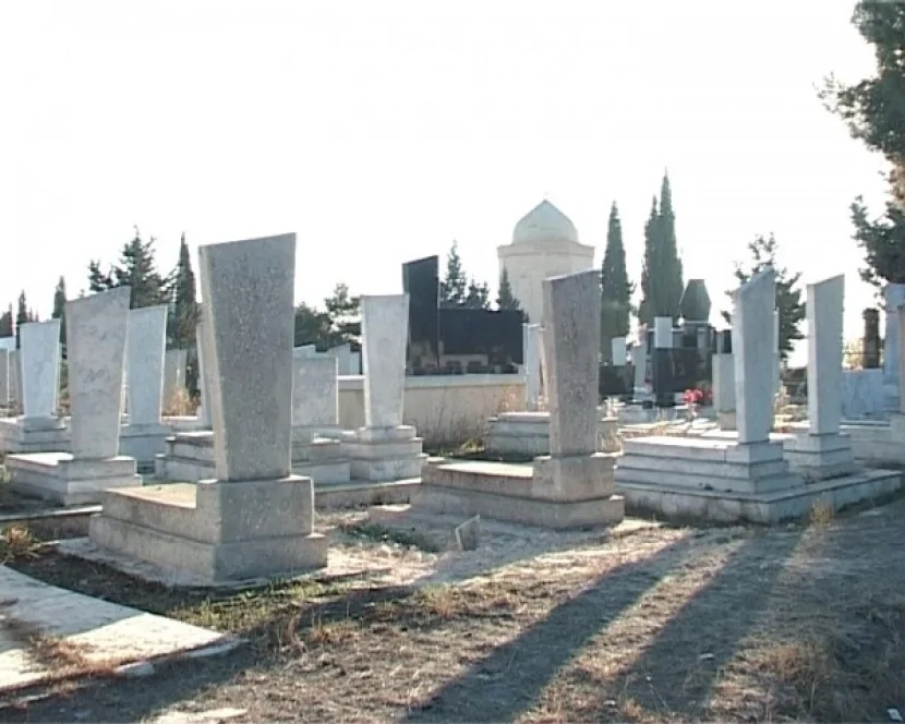 Naxçıvan qəbiristanlığında DAVA: güldanla sümüklərini qırdı