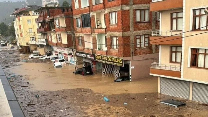 Qardaş ölkədə bu bölgəni sel basdı, bir nəfər İTKİN DÜŞDÜ