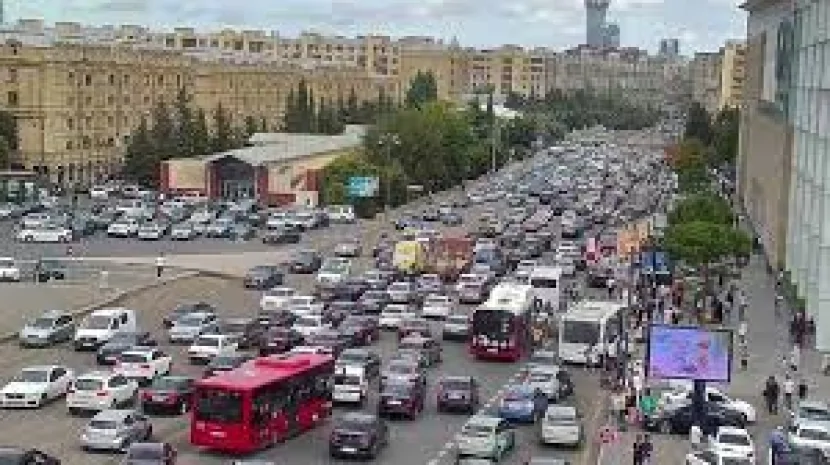 Sürücülərin NƏZƏRİNƏ: AYNA dəyişiklik etdi, yenə tıxac yarandı 