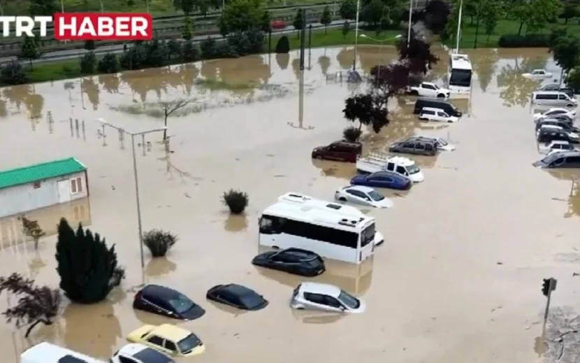 Türkiyə şəhəri zəlzələdən sonra su altında qalıb - VİDEO