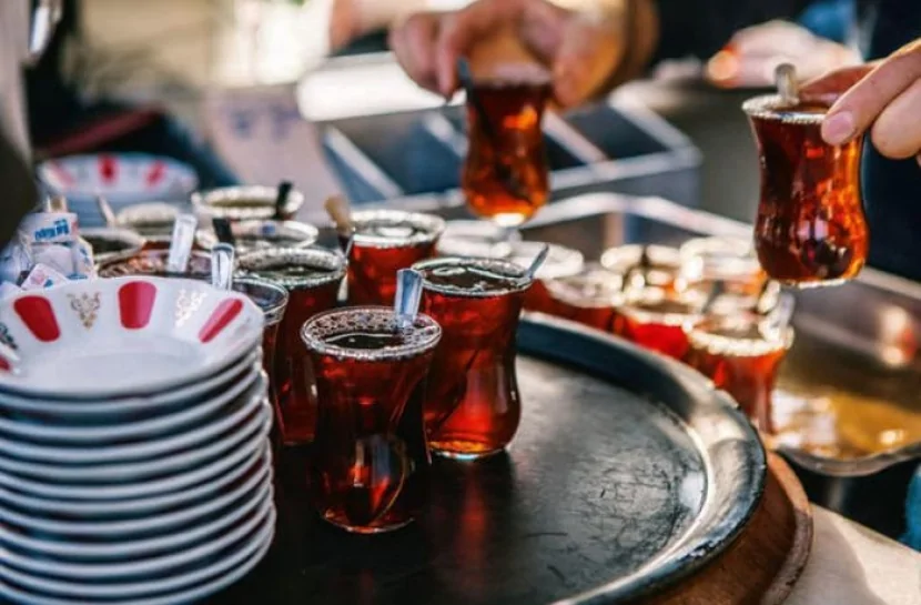 38 yaşlı kişi kafedə dava saldı: meyxanaçıya söz atdı...