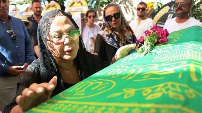 Safiyə Soyman oğlunun məzarını ziyarət etdi: TƏNQİD OLUNDU