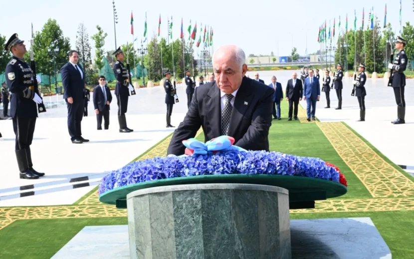 Əli Əsədov Daşkənddə Müstəqillik abidəsini ziyarət etdi - FOTOLAR