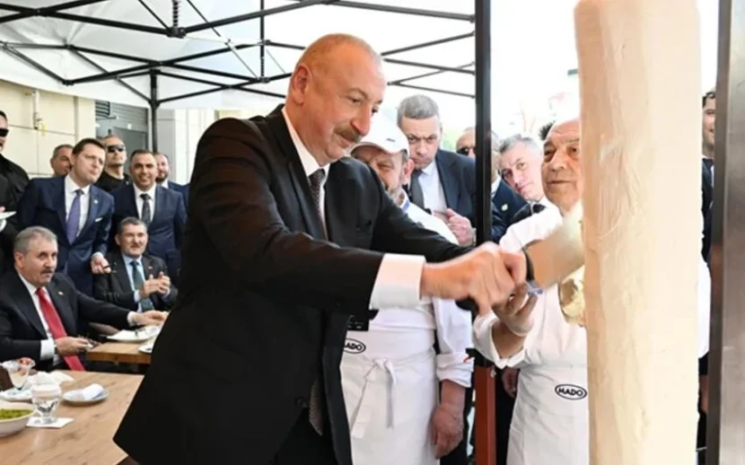 Prezidentin səfərindən maraqlı ANLAR - Maraş dondurmasına qonaq edildilər- VİDEO