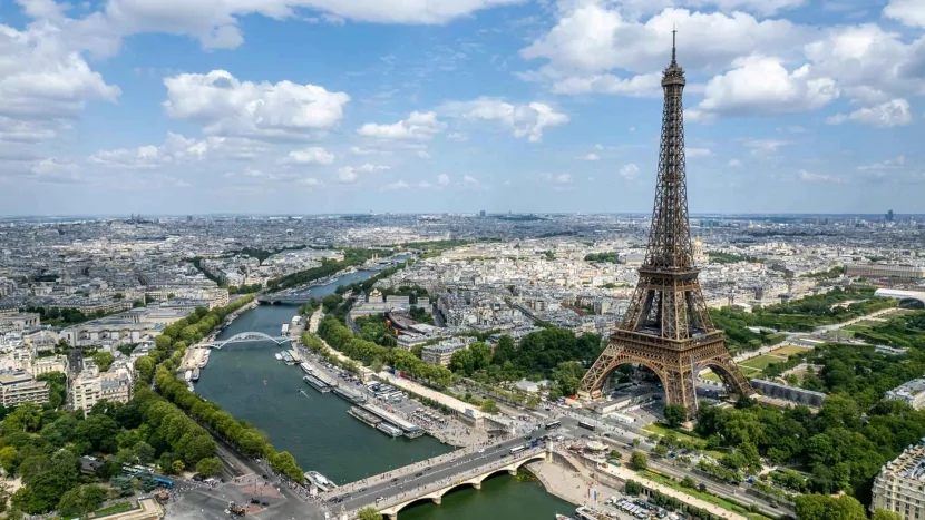 Parisdə bir neçə metro stansiyası su altında QALDI
