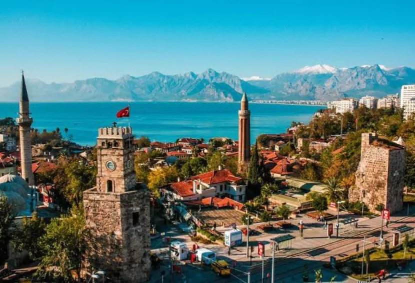 Antalyada yanğın: Bir otel, 3 bina yandı