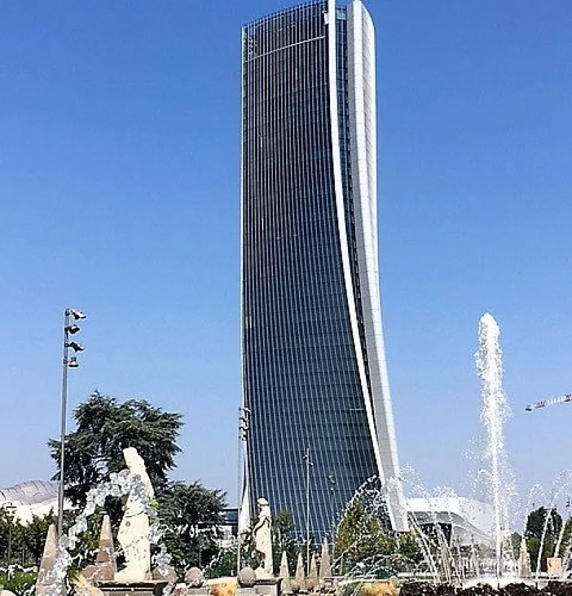 192 metr hündürlükdəki reklam lövhəsi ÇÖKDÜ