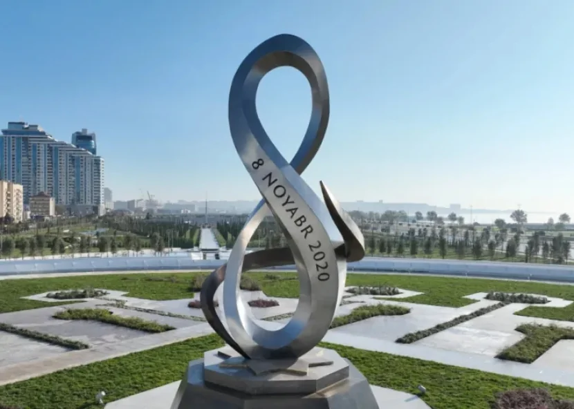 Şavkat Mirziyoyev Bakıda Zəfər parkını ziyarət edib