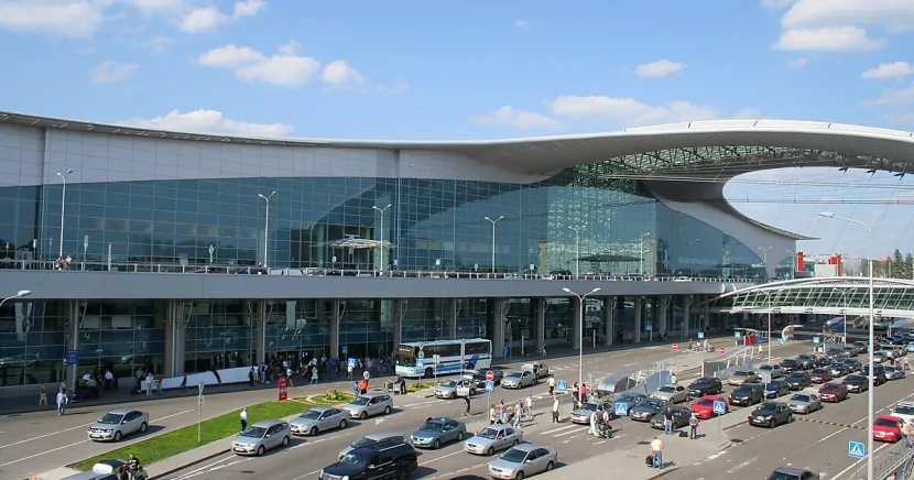 Rusiya hava limanlarında xaos: 100 reys ləğv edilib