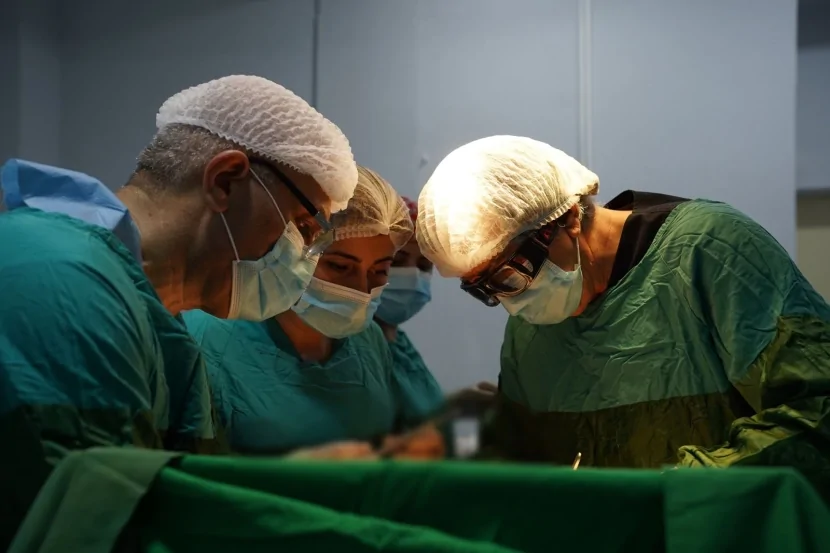 Respublika Klinik Xəstəxanasında pasiyent üzərində eyni anda 5 əməliyyat
