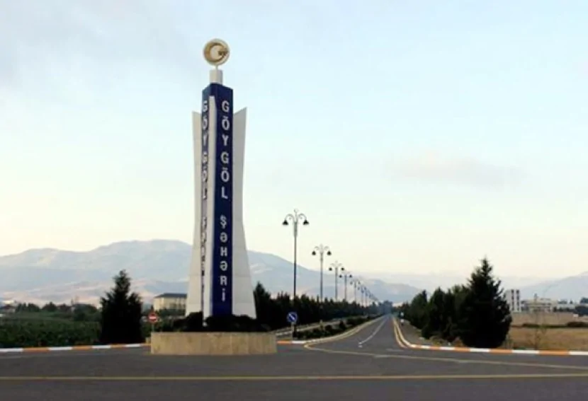 Göygöldə minik avtomobili YANDI