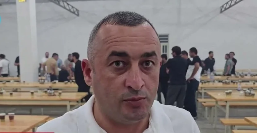 Azərbaycanlı deputat seçiciyə çaynik atdı - VİDEO