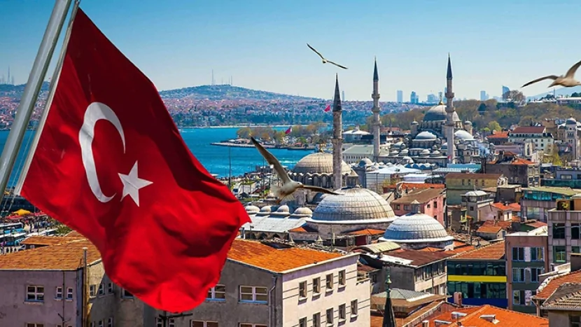 Türkiyədə tibbi avadanlıq istehsal edən fabrik yanır