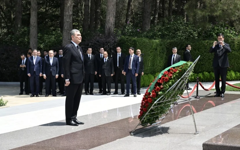 Berdiməhəmmədov Heydər Əliyevin məzarını ziyarət edib - FOTO