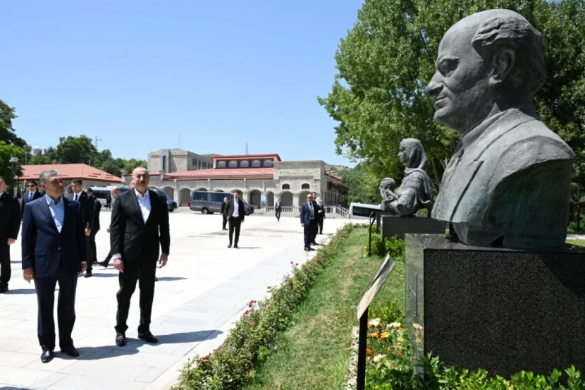 Prezident və Qurbanqulu Berdiməhəmmədov güllələnmiş heykəllərə baxıblar