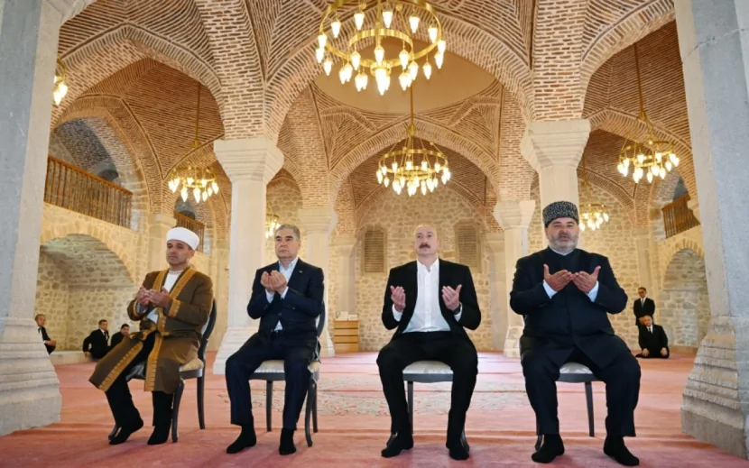 İlham Əliyev və Berdiməhəmmədov Şuşada Yuxarı Gövhər Ağa məscidini ziyarət etdilər - FOTOLAR