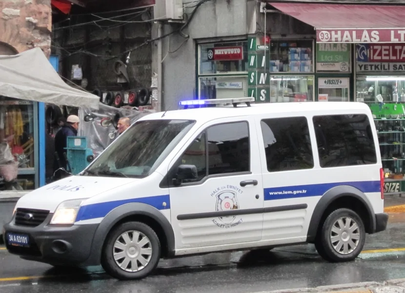 Polis maşınında özünü GÜLLƏLƏDİ