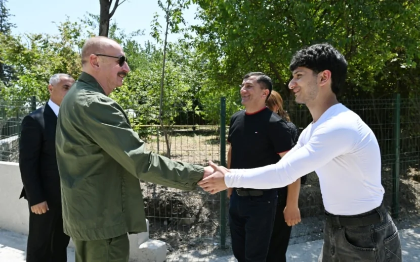 Prezident Xocalının Xanyurdu kəndinə köçən bir qrup sakinlə görüşüb